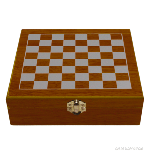 Rinkinys dėžutėje su šachmatų lenta ir figūromis