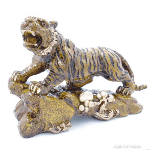 Statula tigras ant uolos, medžio imitacija