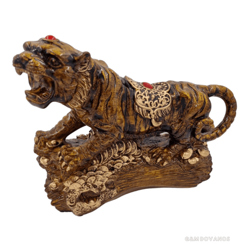 Statula tigras ant uolos